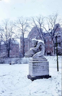 Pomnik "Upokorzony" w Słupsku, Skwer im. Pierwszych Słupszczan