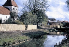 Widok na kości&oacute;ł i park w Swołowie