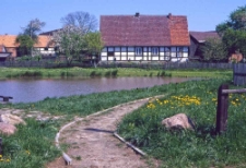 Widok na staw i dawną szkołę w Swołowie