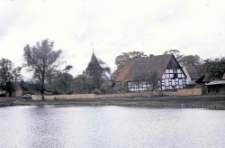Swołowo - widok na staw i dawną szkołę